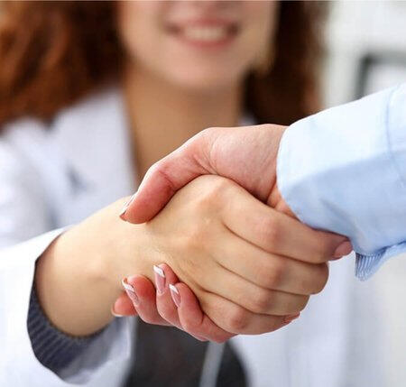 Succesvolle samenwerking met DigiBuur AI-oplossingen Handdruk symboliseert samenwerking met DigiBuur voor AI-automatisering en tijdwinst voor ondernemers